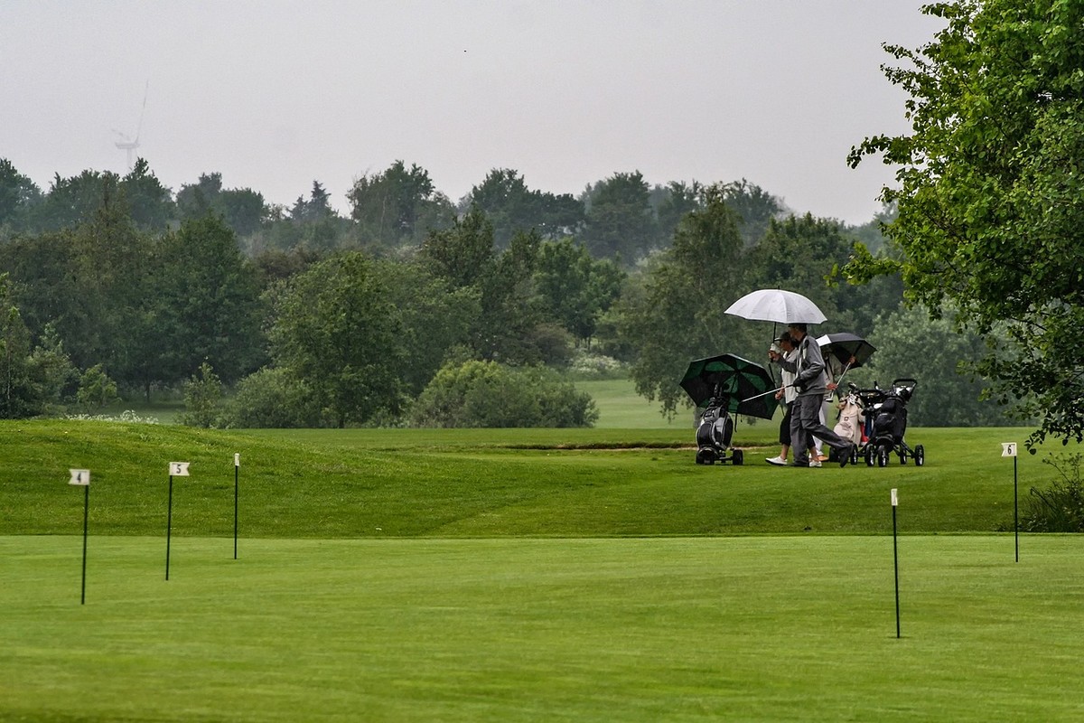 équipement pour joueur au golf sous la pluie