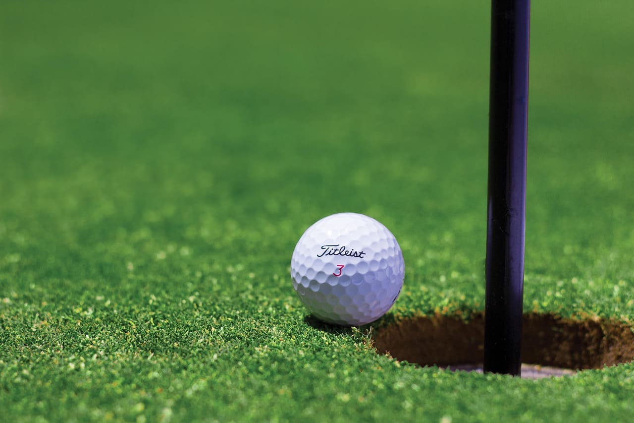 Suspense sur le green : votre balle tombera-t-elle avant la pénalité ?