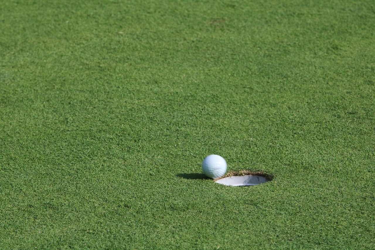 Ils défient les lois du golf : les 10 joueurs avec le plus de trous en un