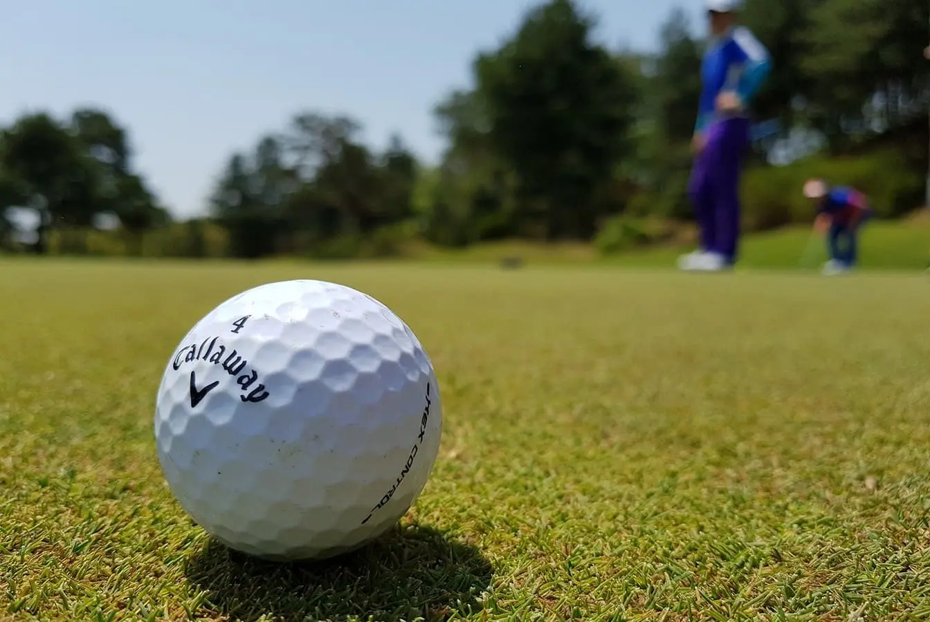 La vérité sur les balles de golf : tu joues sûrement avec la mauvaise depuis des années
