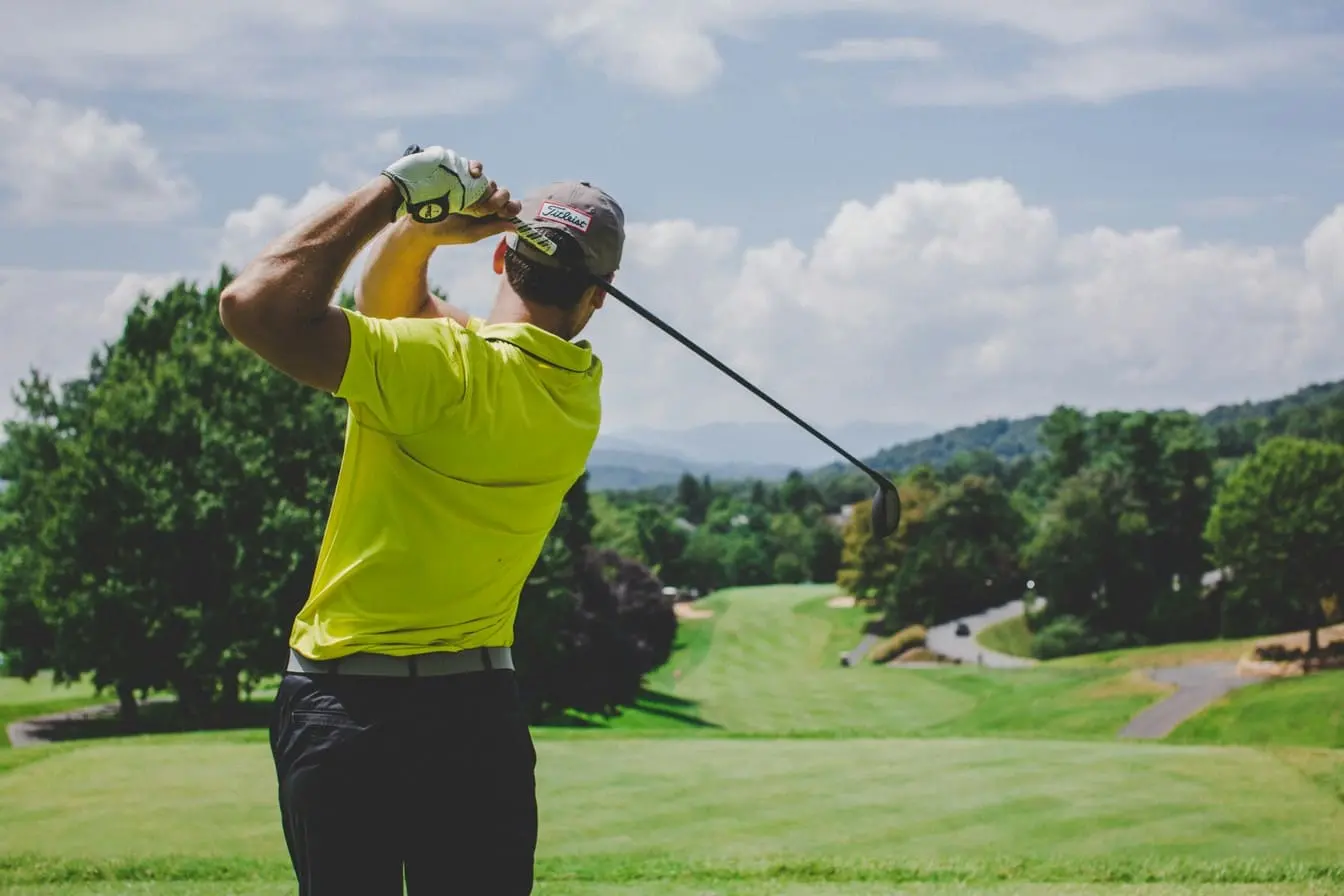 Jouer seul au golf : ce que vous gagnerez vraiment (et ce que vous risquez de perdre)