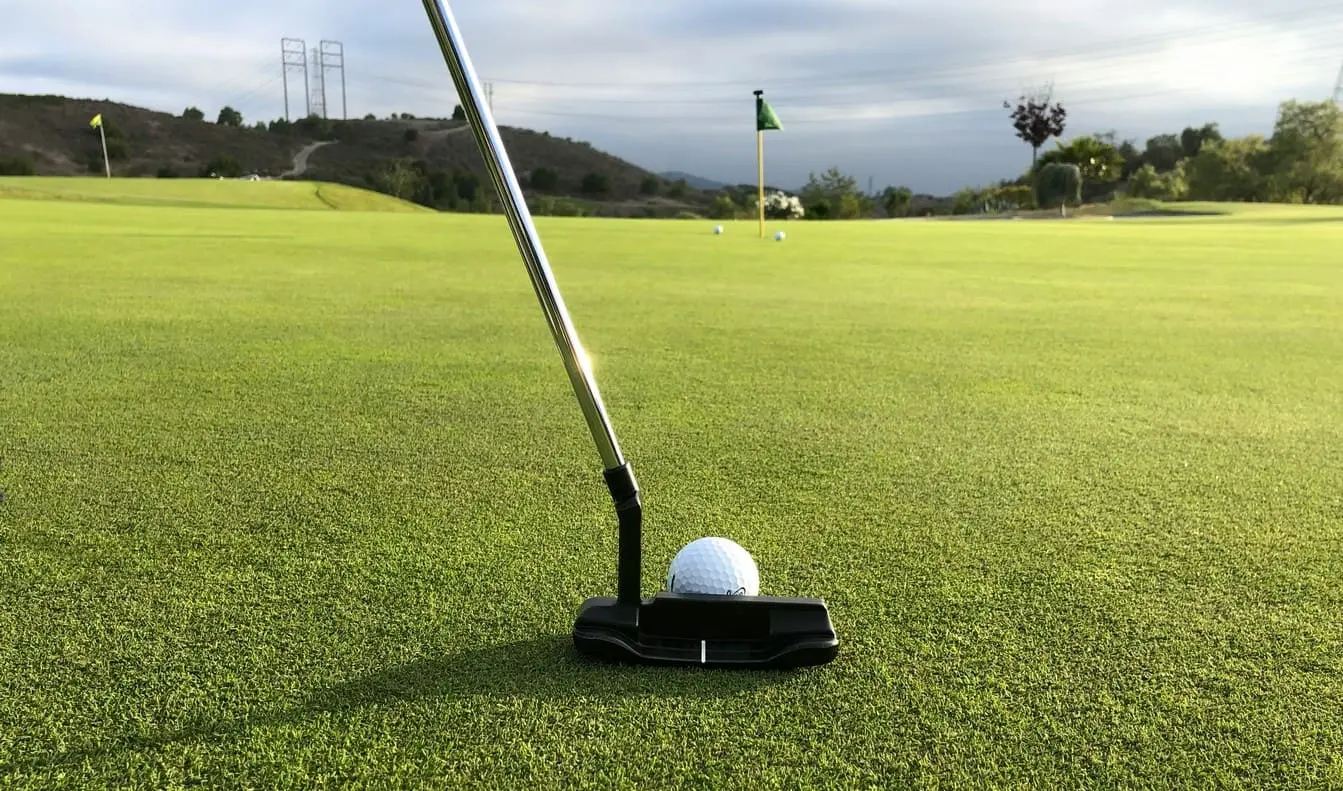 6 erreurs que tous les golfeurs font sur le green… et qui coûtent très cher